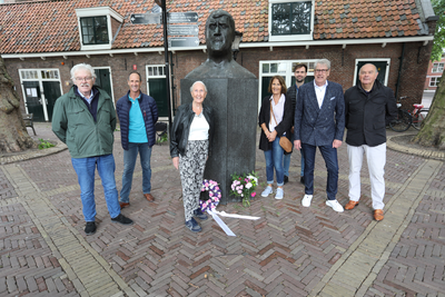 850749 Groepsportret van leden van de familie Geesink en links Joop Mackaay (een vriend) bij het borstbeeld van de ...